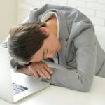 仕事中の眠気は仮眠で解決！寝る姿勢やカフェインを取るタイミングが重要